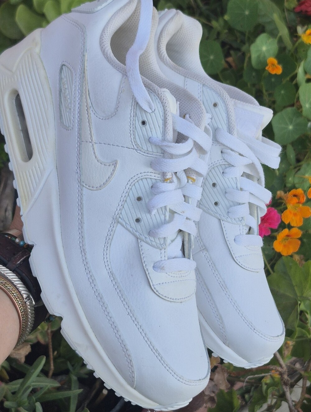 White Athletic Sneakers SIZE 7y CD6864- 100  Classic All-White Runner